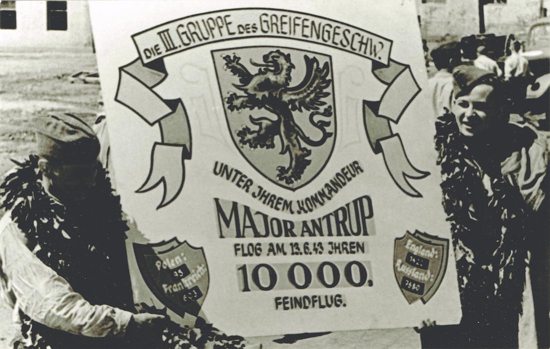 Naam: Foto 408. 10.000 Feindflug, kopie 1100.jpg
Bekeken: 1009
Grootte: 109,0 KB