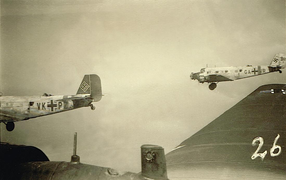 Naam: Foto 409. Ju-52's VK+PZ en GA+WR boven Rusland. 400 kopie 1100.jpg
Bekeken: 766
Grootte: 77,2 KB