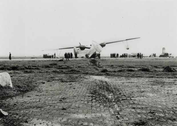Naam: martin mariner noodlanding op MVKV 1957.jpg
Bekeken: 854
Grootte: 57,7 KB