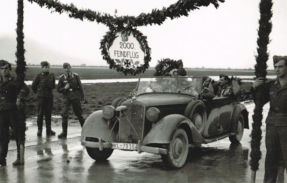 Naam: Foto 411. Knullenkopf foto 1. Perugia 20.11.43. Beobachter Lt. Meyer-Bremen en bemanning, kopie .jpg
Bekeken: 992
Grootte: 108,6 KB
