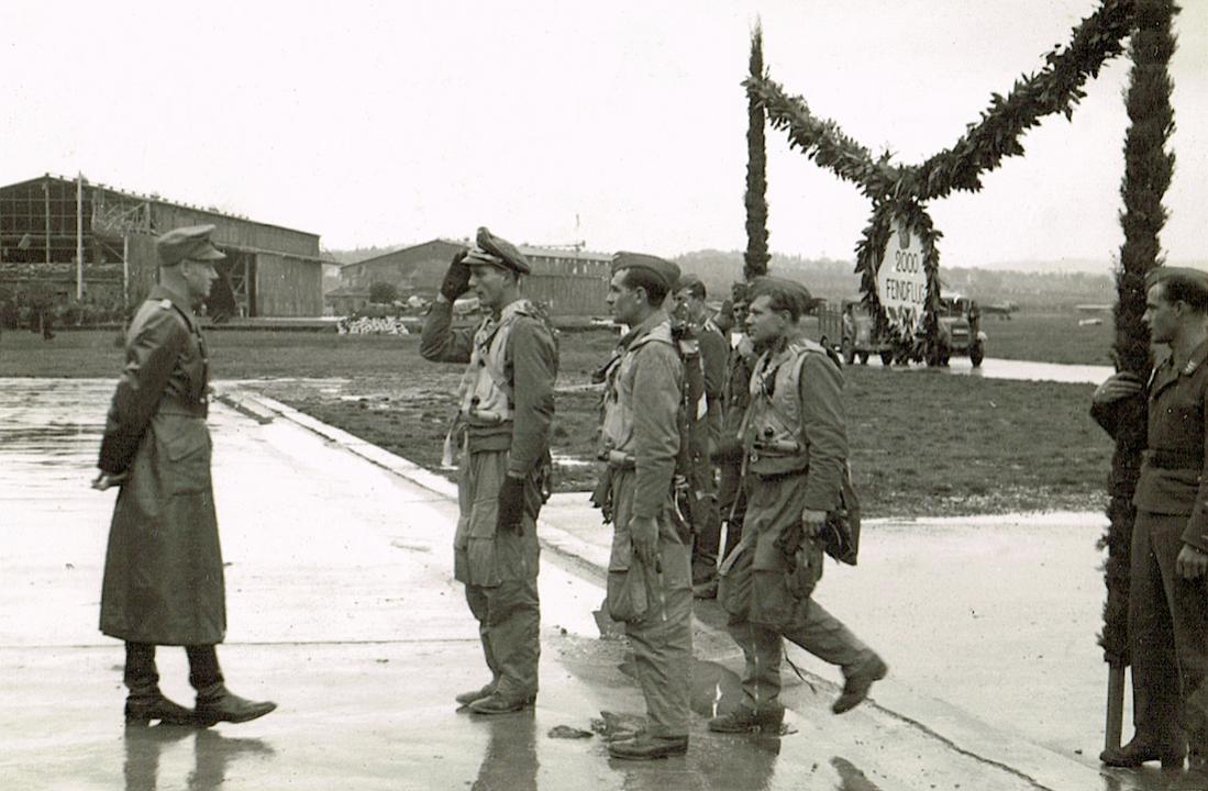 Naam: Foto 412. Knullenkopf foto 2. Beobachter Lt. Meyer-Bremen en zijn bemanning melden zich bij Staf.jpg
Bekeken: 948
Grootte: 104,1 KB