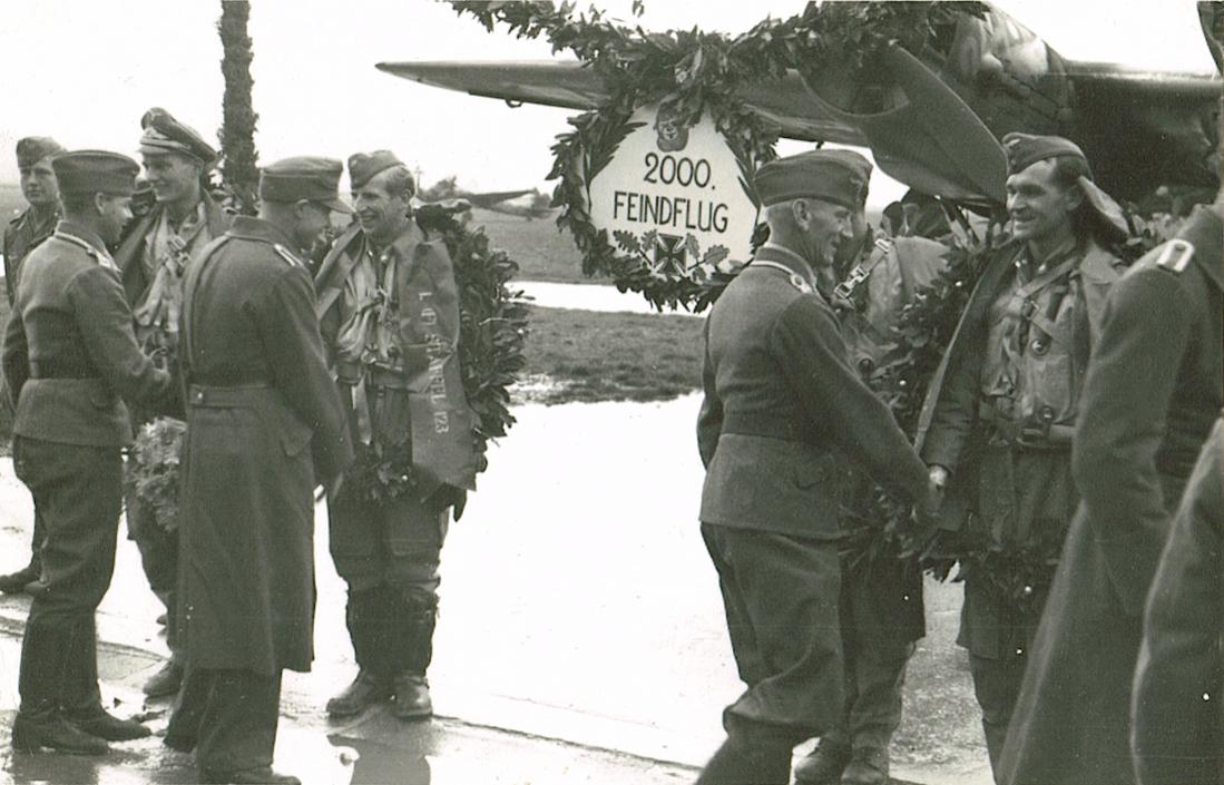 Naam: Foto 413. Knullenkopf 3. Perugia 20.11.43, links Meyer-Bremen, rechts Schwenk, kopie 1100.jpg
Bekeken: 927
Grootte: 101,3 KB