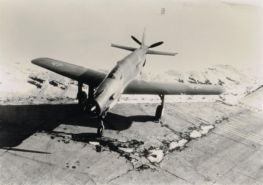 Naam: Foto 414. Dornier Do 335 Pfeil op platform, kopie 1100.jpg
Bekeken: 893
Grootte: 99,9 KB