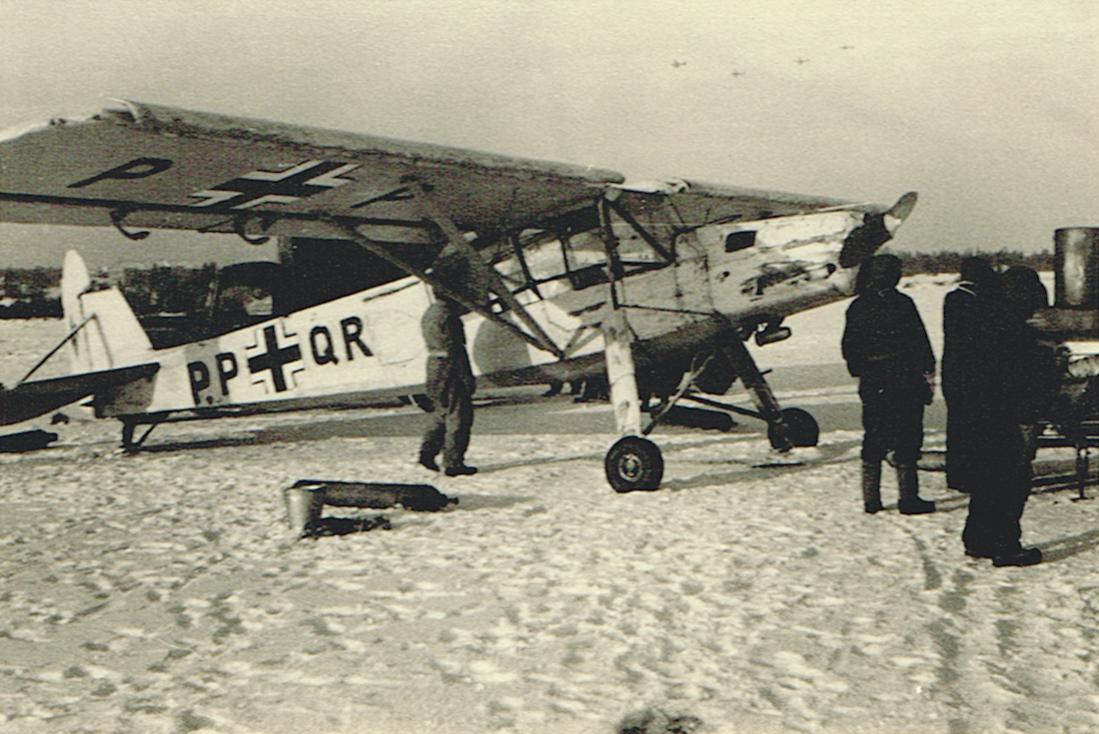 Naam: Foto 420. 'PP+QR'. Fieseler Fi 156 Storch (WNr. 5457) met wintercamo, kopie 1100.jpg
Bekeken: 755
Grootte: 118,2 KB