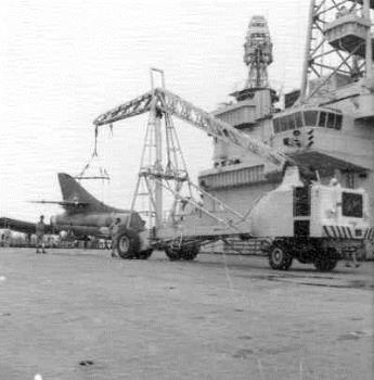Naam: Karel doorman crasch kraan ten behoeve lossen Hunters.jpg
Bekeken: 1324
Grootte: 19,6 KB
