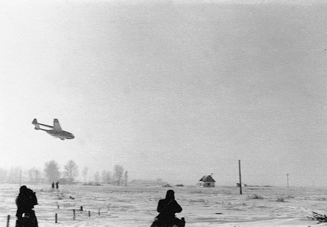 Naam: Foto 422. Gotha 242 tijdens landing, vermoedelijk Rusland, kopie 1100.jpg
Bekeken: 707
Grootte: 460,9 KB