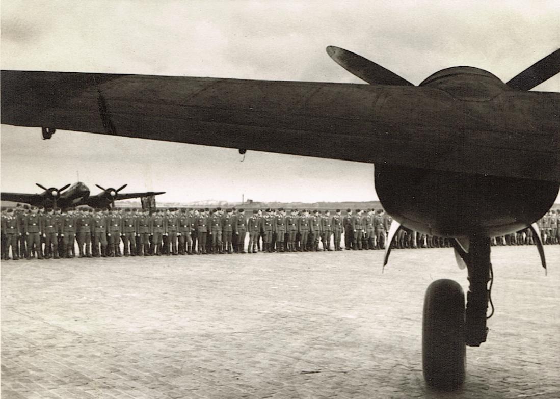 Naam: Foto 423. 'Tag der Luftwaffe' bij KG 54 'Totenkopf'. -2-. 400 kopie 1100.jpg
Bekeken: 902
Grootte: 116,5 KB