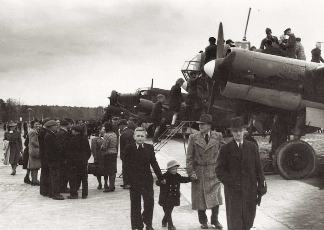 Naam: Foto 424. 'Tag der Luftwaffe' bij KG 54 'Totenkopf'. -1-. 400 kopie 1100.jpg
Bekeken: 885
Grootte: 103,0 KB