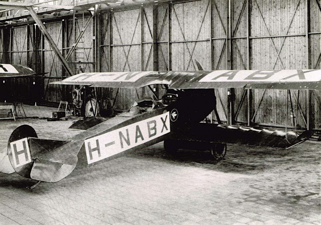 Naam: Foto 175. H-NABX. Fokker C.II, door de KLM uit van de LVA afkomstige onderdelen gebouwd, kopie 1.jpg
Bekeken: 1421
Grootte: 153,7 KB