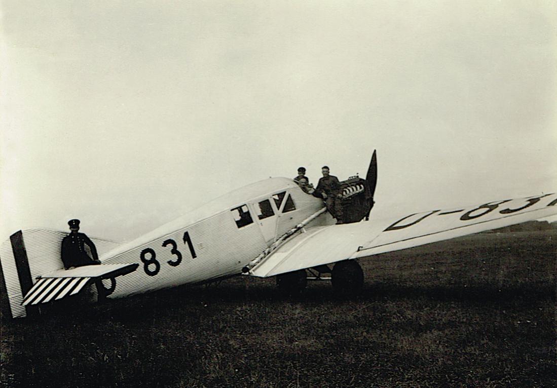 Naam: Foto 359. D-831 (D-OBAH). Junkers F 13 co, kopie 1100.jpg
Bekeken: 710
Grootte: 95,3 KB