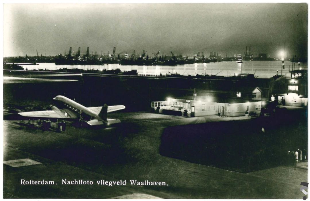 Naam: nachtfoto vliegveld Waalhaven.jpg
Bekeken: 596
Grootte: 97,7 KB