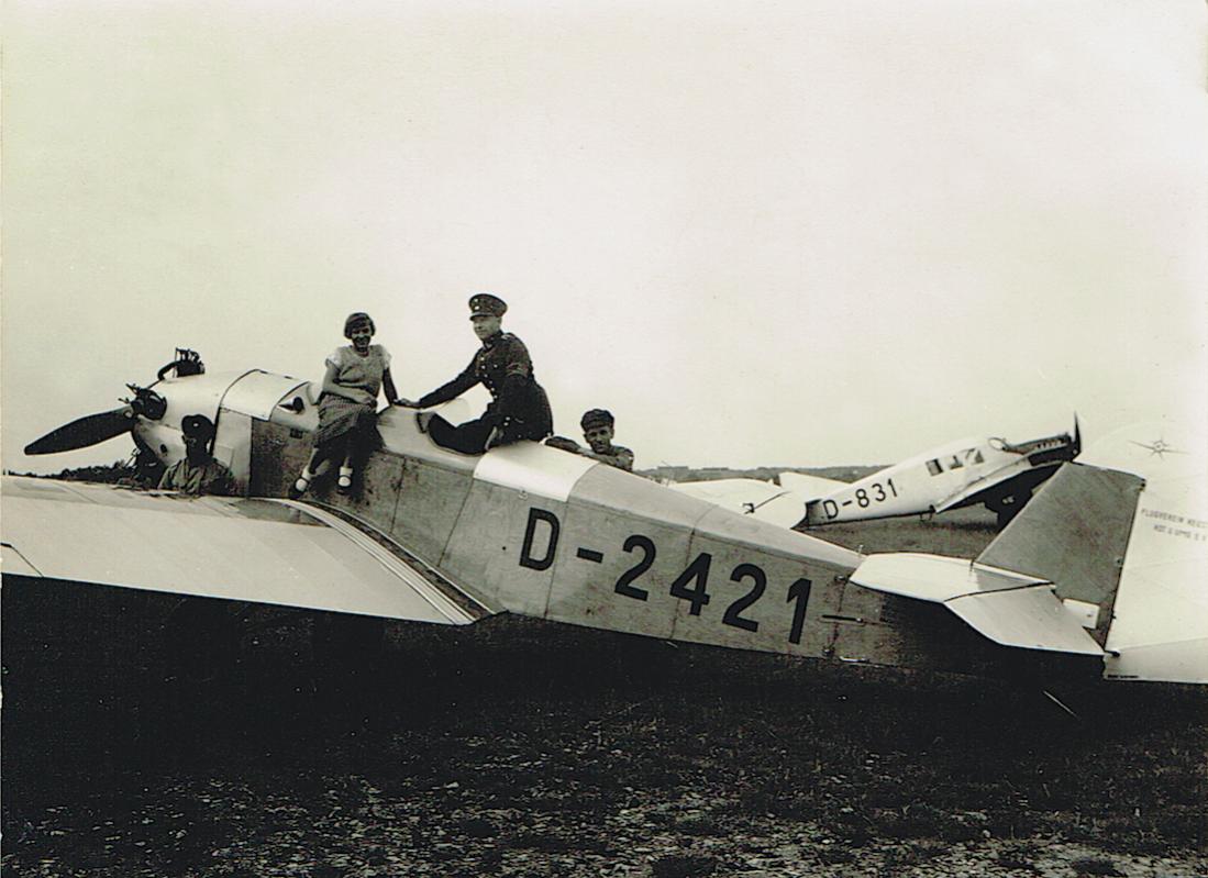 Naam: Foto 360. D-2421. Klemm L 26 c II + D-831 Junkers F 13 co, kopie 1100.jpg
Bekeken: 861
Grootte: 97,2 KB