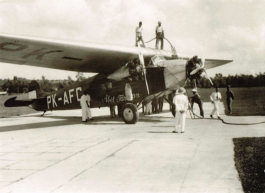Naam: Foto 179. PK-AFC 'Abel Tasman'. Fokker F.VIIa:3m, kopie 1100.jpg
Bekeken: 1148
Grootte: 104,9 KB