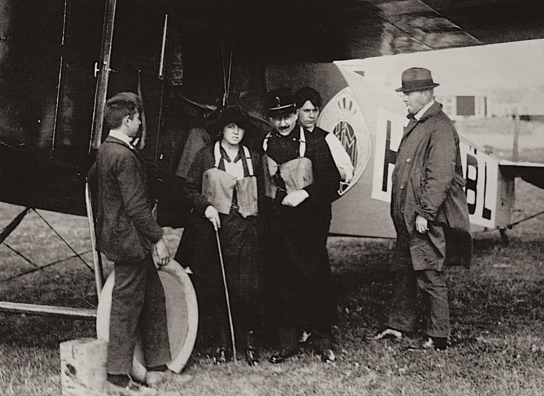 Naam: Foto 180. KLM passagiers met zwemvest voor Fokker F.III 'H-NABL', kopie 1100.jpg
Bekeken: 1350
Grootte: 140,5 KB