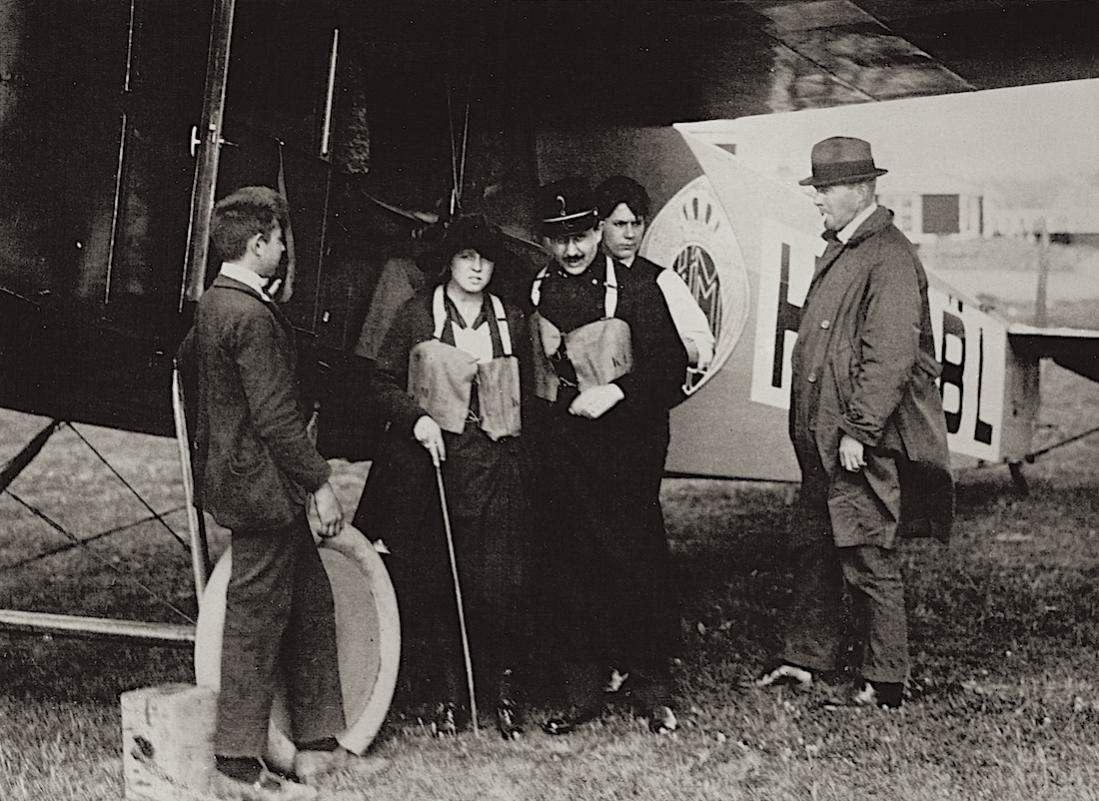 Naam: Foto 180. KLM passagiers met zwemvest voor Fokker F.III 'H-NABL', kopie 1100.jpg
Bekeken: 1110
Grootte: 140,5 KB