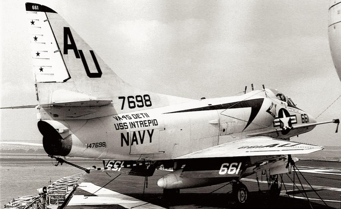 Naam: Foto 474. Douglas A4D-2N Skyhawk (MSN 147698 : '661' : 'AU'). VA-45 (Intrepid). Portsmouth, sept.jpg
Bekeken: 614
Grootte: 113,2 KB