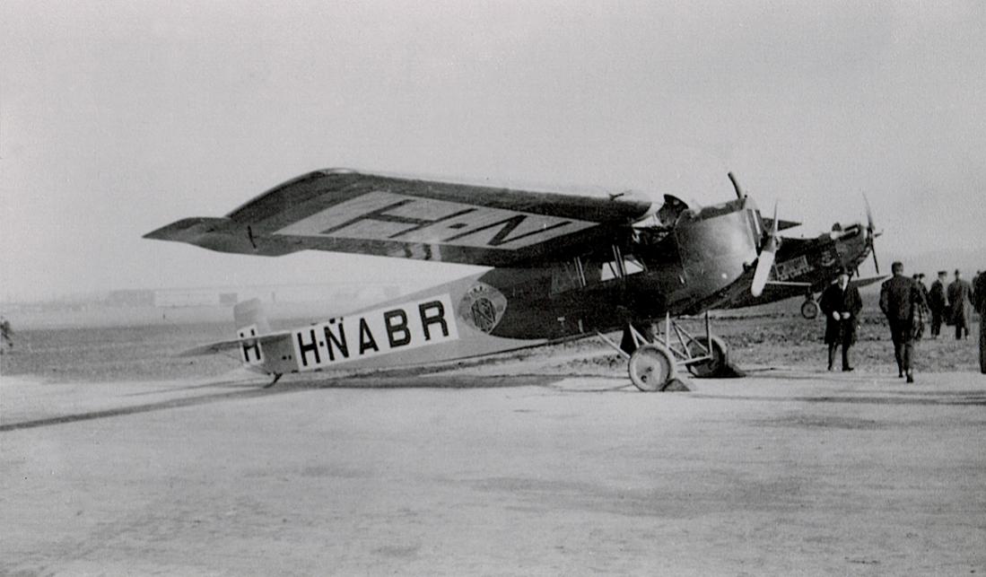 Naam: Foto 181. H-NABR. Fokker F.III, kopie 1100.jpg
Bekeken: 1072
Grootte: 75,9 KB
