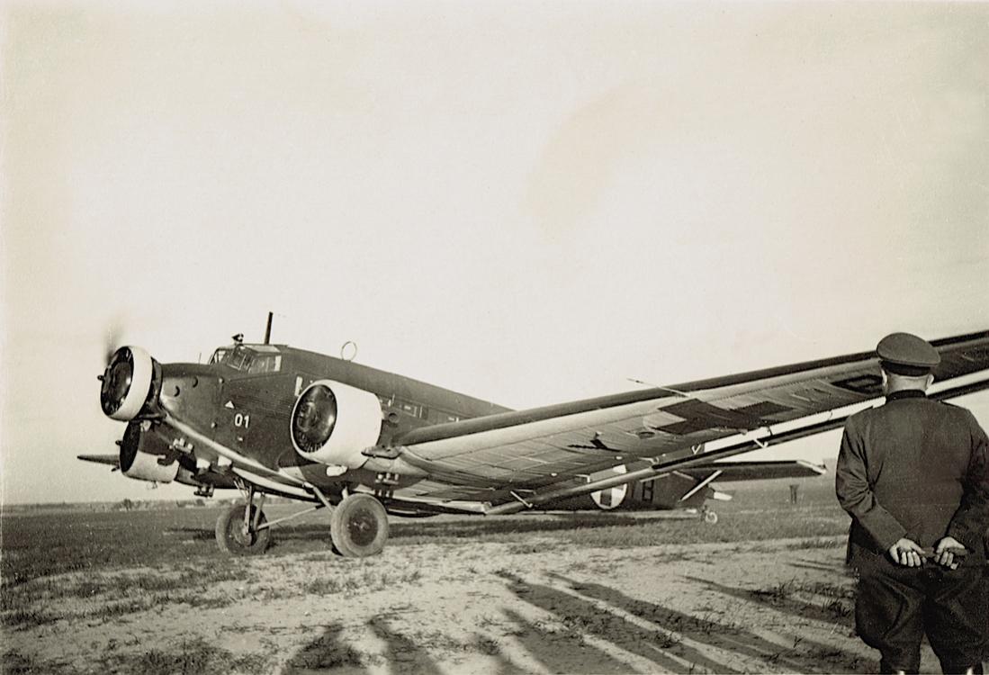 Naam: Foto 444. BJ+YB. Ju-52:3m. Build by ATG. San.Flug.Ber.8, kopie 1100.jpg
Bekeken: 959
Grootte: 91,2 KB