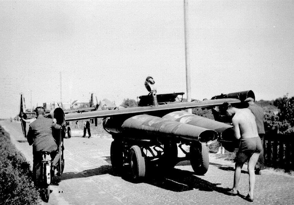 Naam: Oostvoorne. fokkerG! wordt afgevoerd.jpg
Bekeken: 2214
Grootte: 147,1 KB