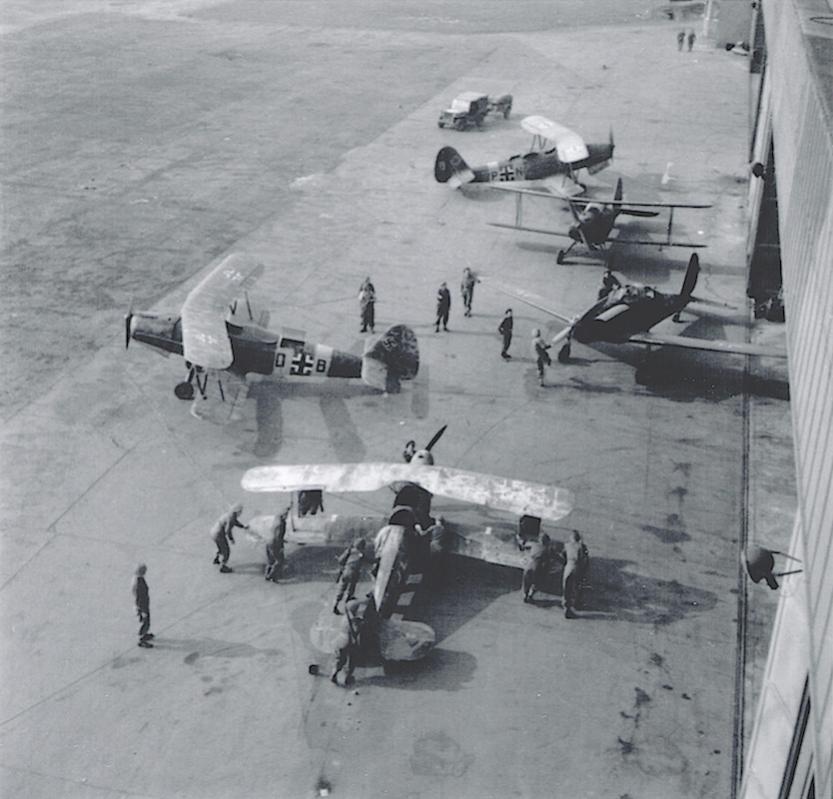Naam: Foto 446. Gotha Go 145 & British troops at Celle airport, 13.04.1945 (1) kopie.jpg
Bekeken: 988
Grootte: 77,3 KB