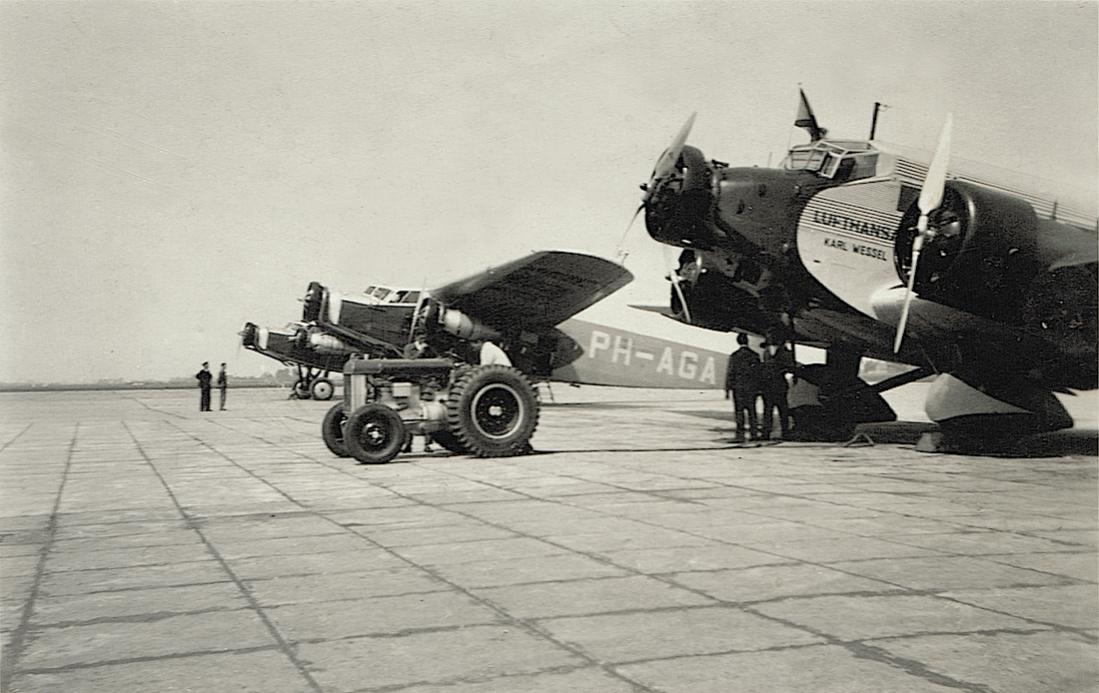 Naam: Foto 182. PH-AGA 'Adelaar' (Fokker F-IX) en D-APEF 'Karl Wessel' (Ju-52:3m), 600 kopie.jpg
Bekeken: 978
Grootte: 99,7 KB