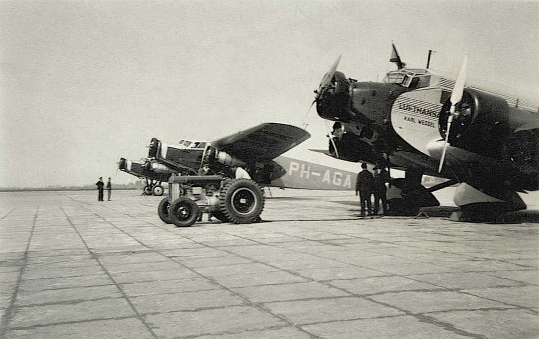 Naam: Foto 182. PH-AGA 'Adelaar' (Fokker F-IX) en D-APEF 'Karl Wessel' (Ju-52:3m), 600 kopie.jpg
Bekeken: 1227
Grootte: 99,7 KB