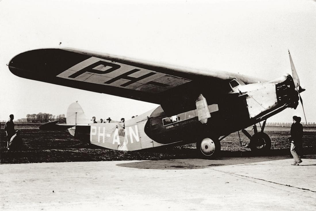 Naam: Foto 183. 'PH-ADN'. Fokker F.VIIa, kopie 1100.jpg
Bekeken: 1142
Grootte: 83,2 KB