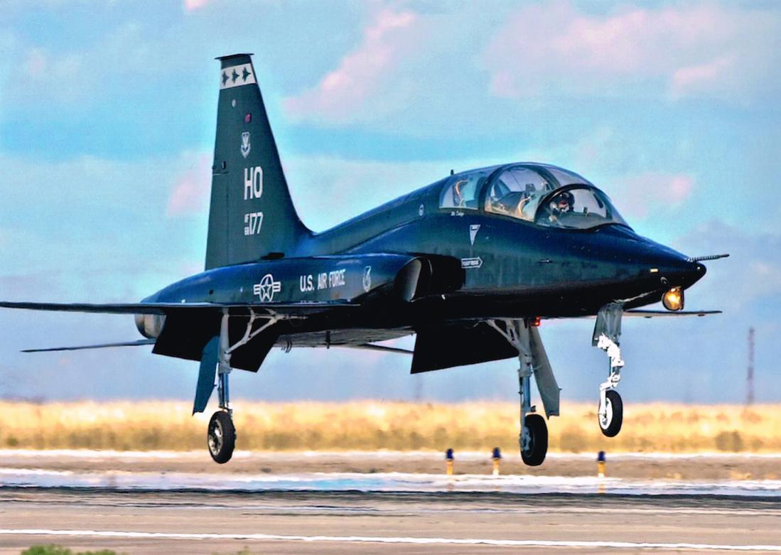 Naam: Foto 502. Northrop T-38A-75-NO Talon?? (68-8177)??, kopie 1100.jpg
Bekeken: 419
Grootte: 90,9 KB