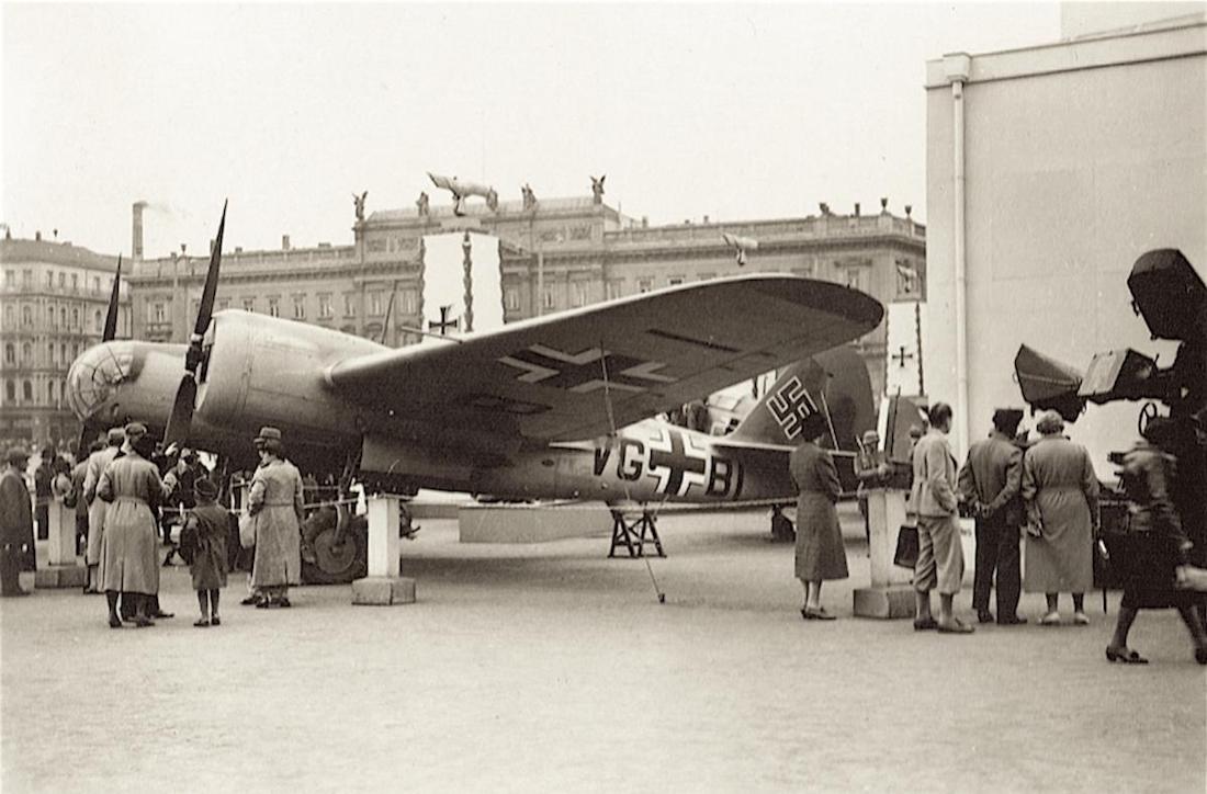 Naam: Foto 341. 'VG+BI'. Avia B-71 (serialnumber B-71.119). Beute, kopie.jpg
Bekeken: 734
Grootte: 95,8 KB