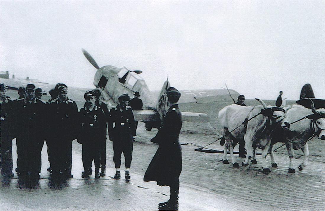 Naam: Foto 454. Focke-Wulf Fw-190 S-8 of II.:JG301, Stendal, early 1945, kopie 1100.jpg
Bekeken: 873
Grootte: 110,3 KB