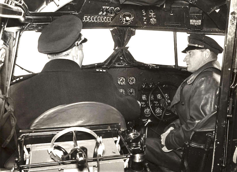 Naam: De %22Uiver-bemanningsleden%22 in de cockpit van de Douglas DC-2, links Parmentier en rechts Mol.jpg
Bekeken: 593
Grootte: 75,3 KB