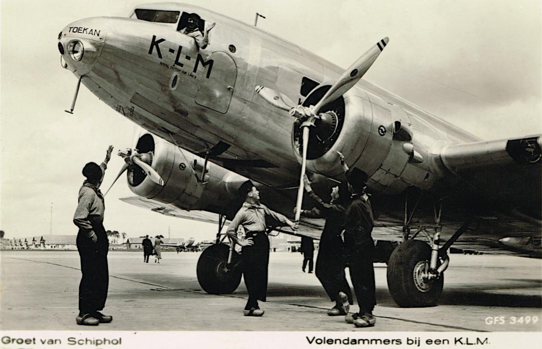 Naam: Kaart 696. DC-2 PH-AKT %22Toekan%22. Klederdracht was blijkbaar een geliefd item bij de kLM. Er .jpg
Bekeken: 796
Grootte: 101,5 KB