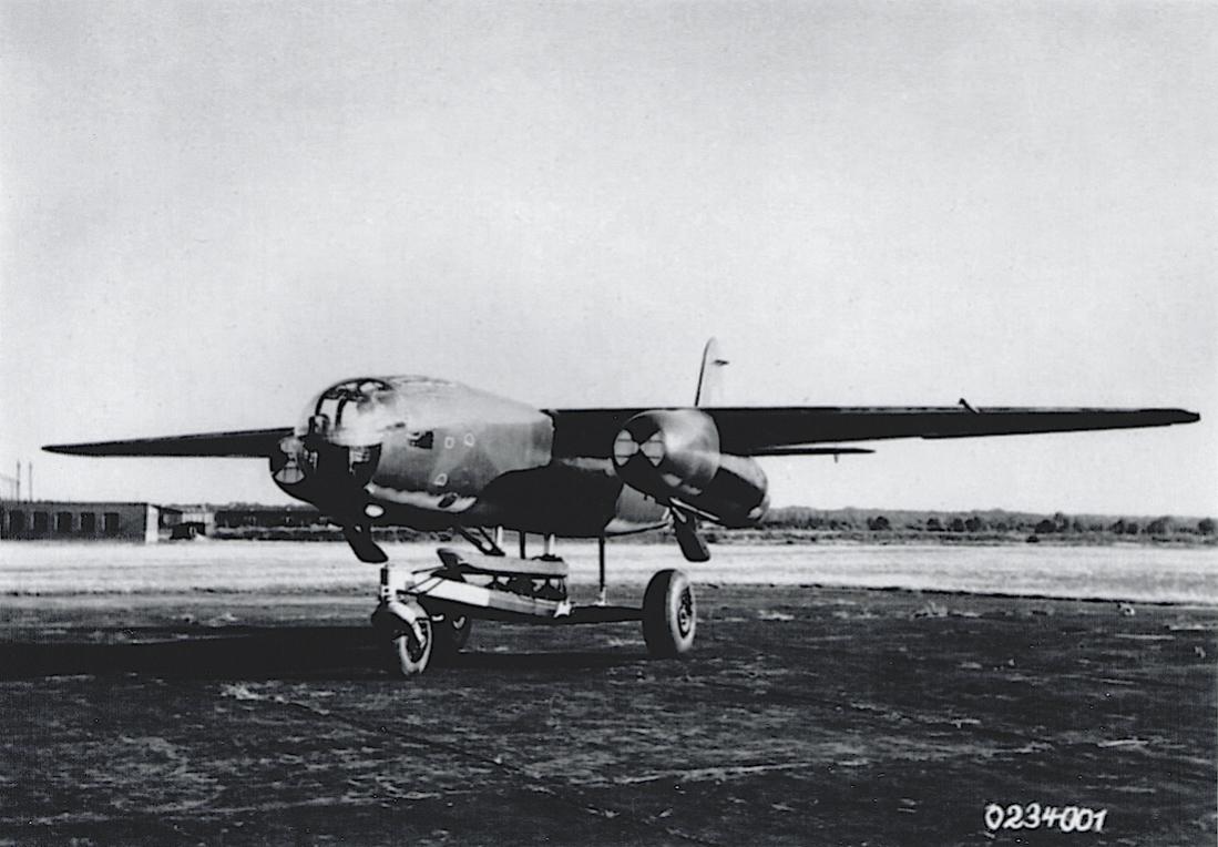 Naam: Foto 462. Arado Ar 234 V 1, TG+KB, Werknr 130 001, mit Startwagen alter Art, kopie 1100.jpg
Bekeken: 787
Grootte: 91,2 KB