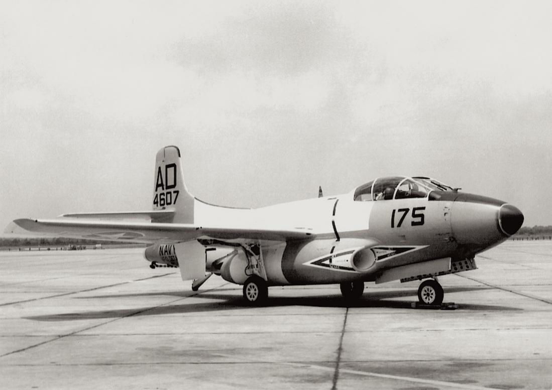 Naam: Foto 540. Douglas F3D-2T2 Skyknight (124607) of VF-101 Det.A in 1961, kopie 1100.jpg
Bekeken: 339
Grootte: 71,6 KB