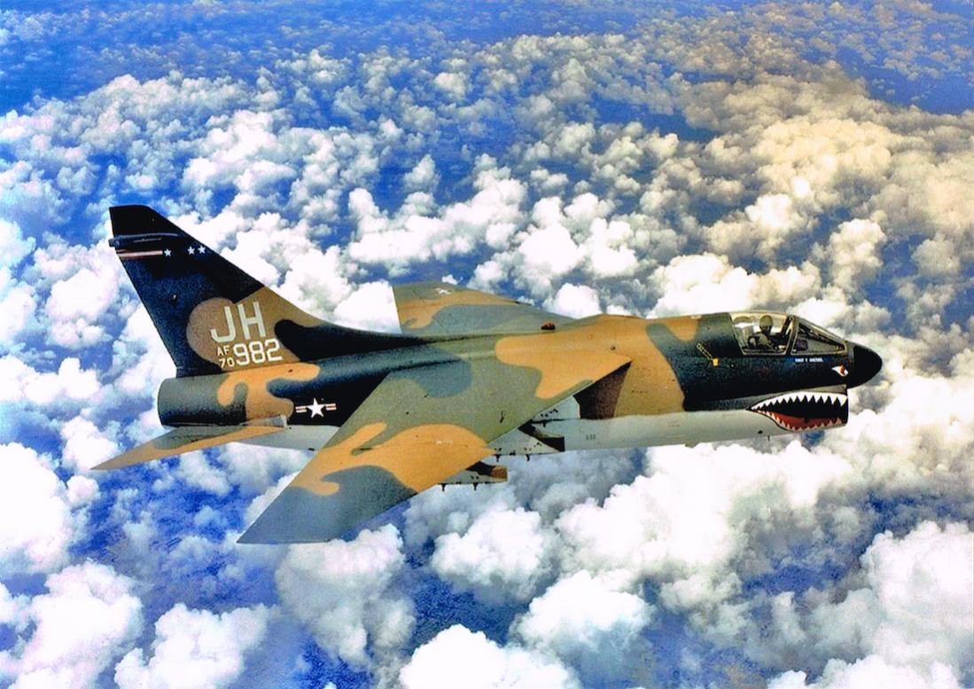Naam: Foto 545. Ling-Temco-Vought A-7D-8-CV Corsair II (70-0982, MSN D-128) named %22Final Objective%2.jpg
Bekeken: 486
Grootte: 143,3 KB