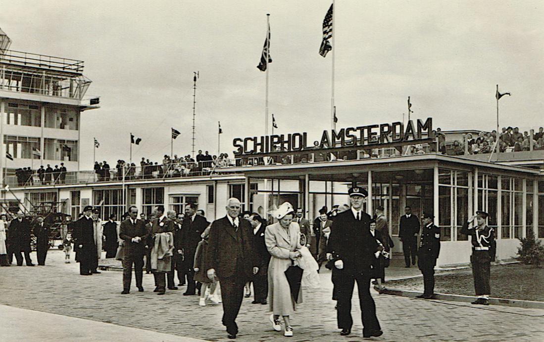 Naam: Kaart 703. Schiphol. Albert Plesman en prinses Juliana met Benno op de achtergrond, 1ste vlucht .jpg
Bekeken: 610
Grootte: 133,5 KB
