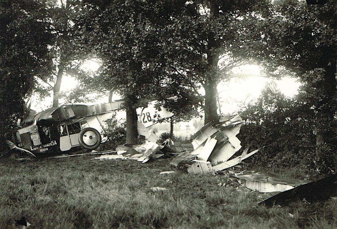 Naam: Foto 392. D-1028. Fokker-Grulich F.III 'Rhein' crash (vermoedelijk 17 augustus 1928), kopie 1100.jpg
Bekeken: 705
Grootte: 210,7 KB