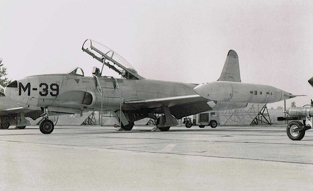 Naam: Foto 134. 'M-39'. Lockheed T-33A, kopie 1100.jpg
Bekeken: 1196
Grootte: 76,2 KB