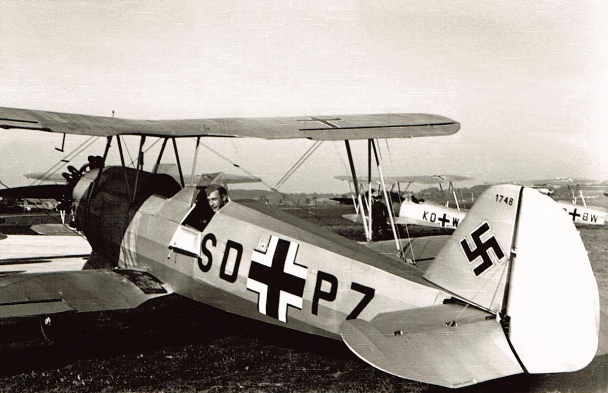 Naam: Foto 469. SD+PZ Focke-Wulf Fw 44 Stieglitz, W.Nr. 1748. Komt niet voor in oude LEMB-Stkz.lijst.jpg
Bekeken: 631
Grootte: 123,6 KB