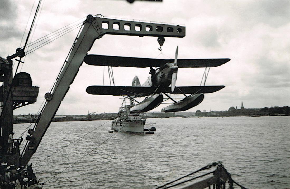 Naam: Foto 471. Kiel 2.VI.36. %22Kln%22 zet boordvliegtuig Heinkel He 60 overboord, kopie 1100.jpg
Bekeken: 1002
Grootte: 114,4 KB