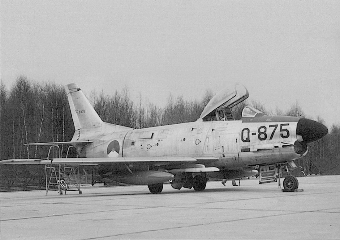 Naam: Foto 139. 'Q-875'. North American F-86K Sabre kopie.jpg
Bekeken: 807
Grootte: 111,4 KB