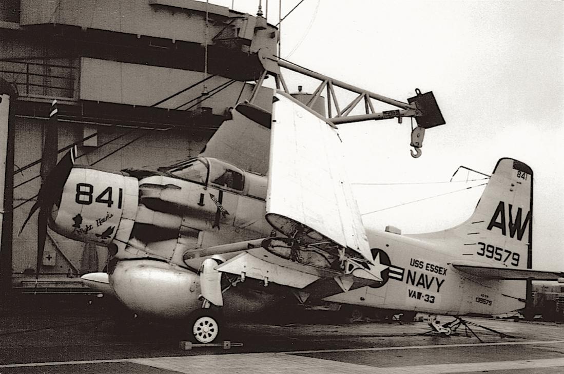 Naam: Foto 561. Douglas AD-5W (139579) on USS Essex (1961). US Navy, VAW-33, kopie 1100.jpg
Bekeken: 636
Grootte: 119,7 KB