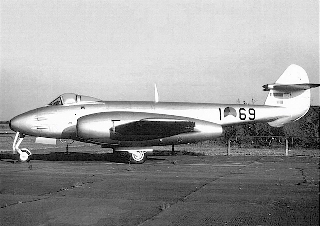 Naam: Foto 142. 'I-69'. Gloster Meteor F.Mk. 4.jpeg
Bekeken: 1479
Grootte: 468,8 KB