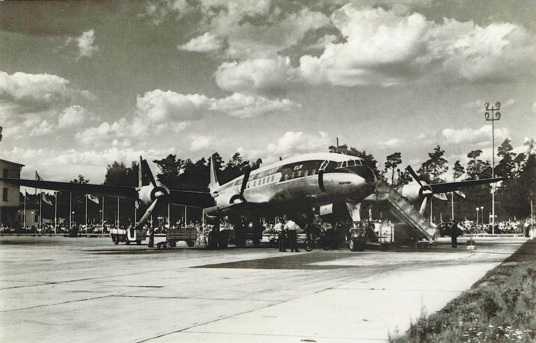 Naam: Kaart 711. PH-TFR:PH-LKR %22Electron%22. L-1049 Super Connie te Frankfurt. 1.4.1955, vz, kopie 1.jpg
Bekeken: 653
Grootte: 113,4 KB