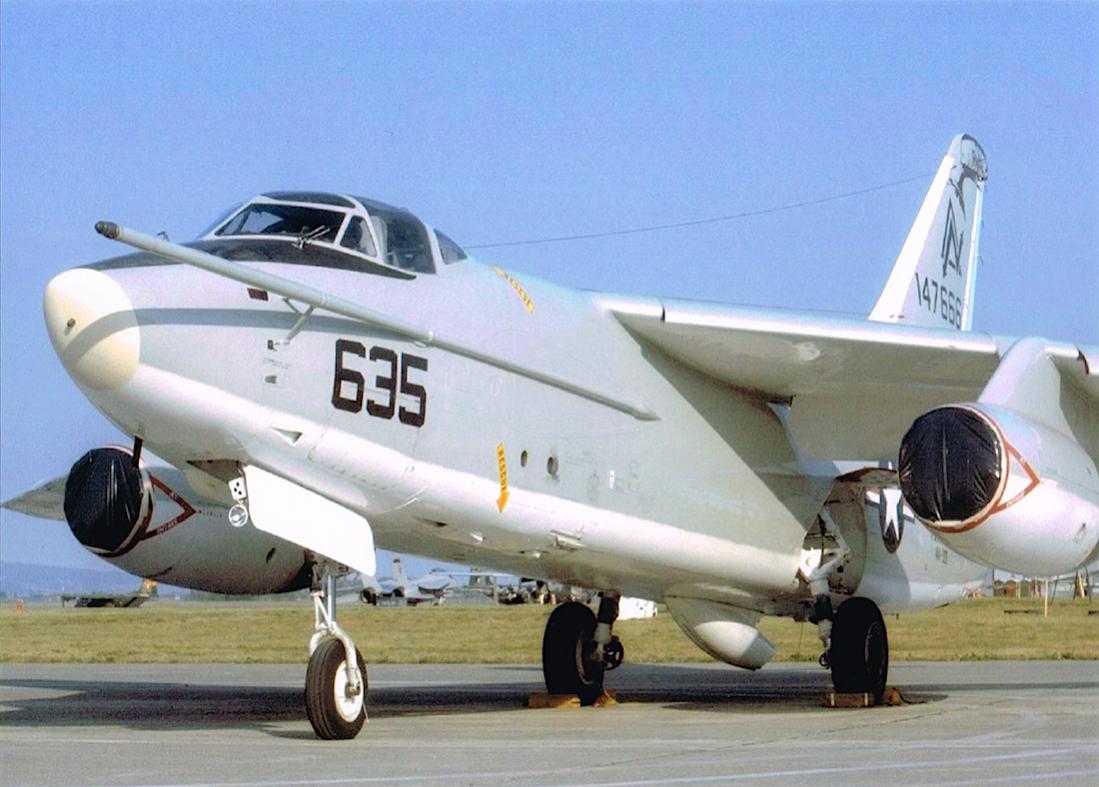 Naam: Foto 573. Douglas A3D-2 Skywarrior, converted by NARF Alameda to EKA-3B Jul 1967, to KA-3B Nov 1.jpg
Bekeken: 373
Grootte: 100,9 KB