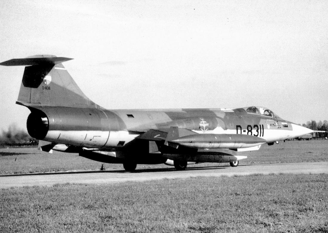 Naam: Foto 146. 'D-8311'. F-104G. BESCHADIGD IN PS kopie.jpg
Bekeken: 1096
Grootte: 116,9 KB