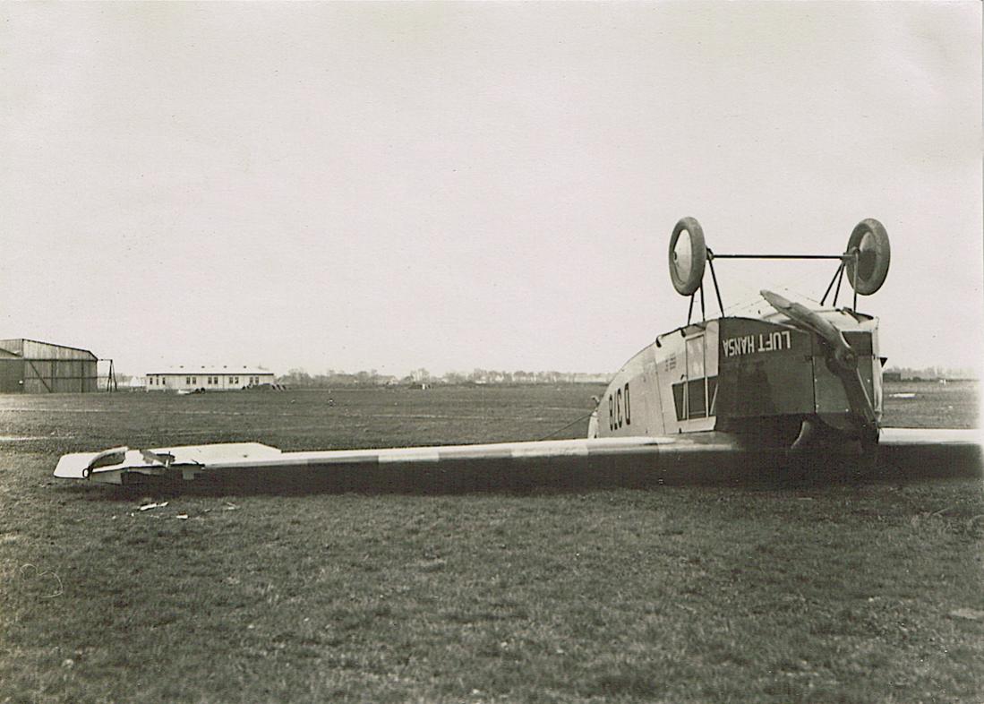 Naam: Foto 402. D-378 op zijn kop (zie ook foto 352 nog van Aero Lloyd), kopie 1100.jpg
Bekeken: 816
Grootte: 103,2 KB