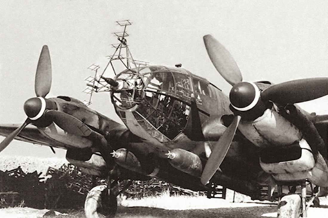 Naam: Foto 480. He 111 met FuG 200 Hohentwiel radar, torpedo's en 20 mm MG FF kanon, 1943, kopie 1100.jpg
Bekeken: 551
Grootte: 123,4 KB