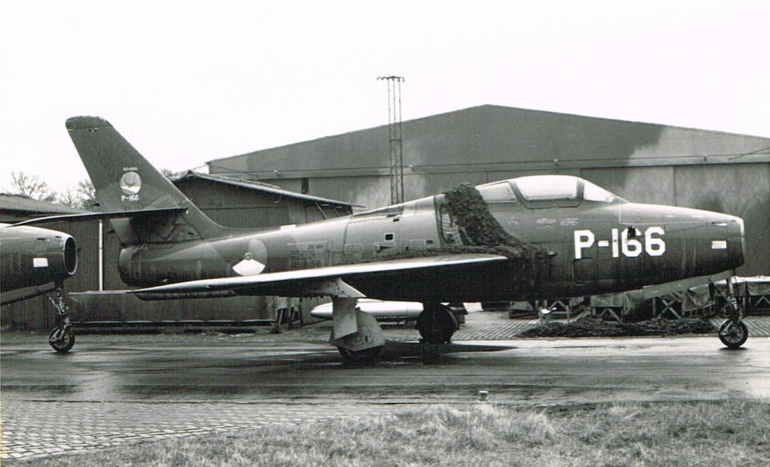 Naam: Foto 147. 'P-166'. Republic F-84F Thunderstreak, kopie 1100.jpg
Bekeken: 1070
Grootte: 93,8 KB