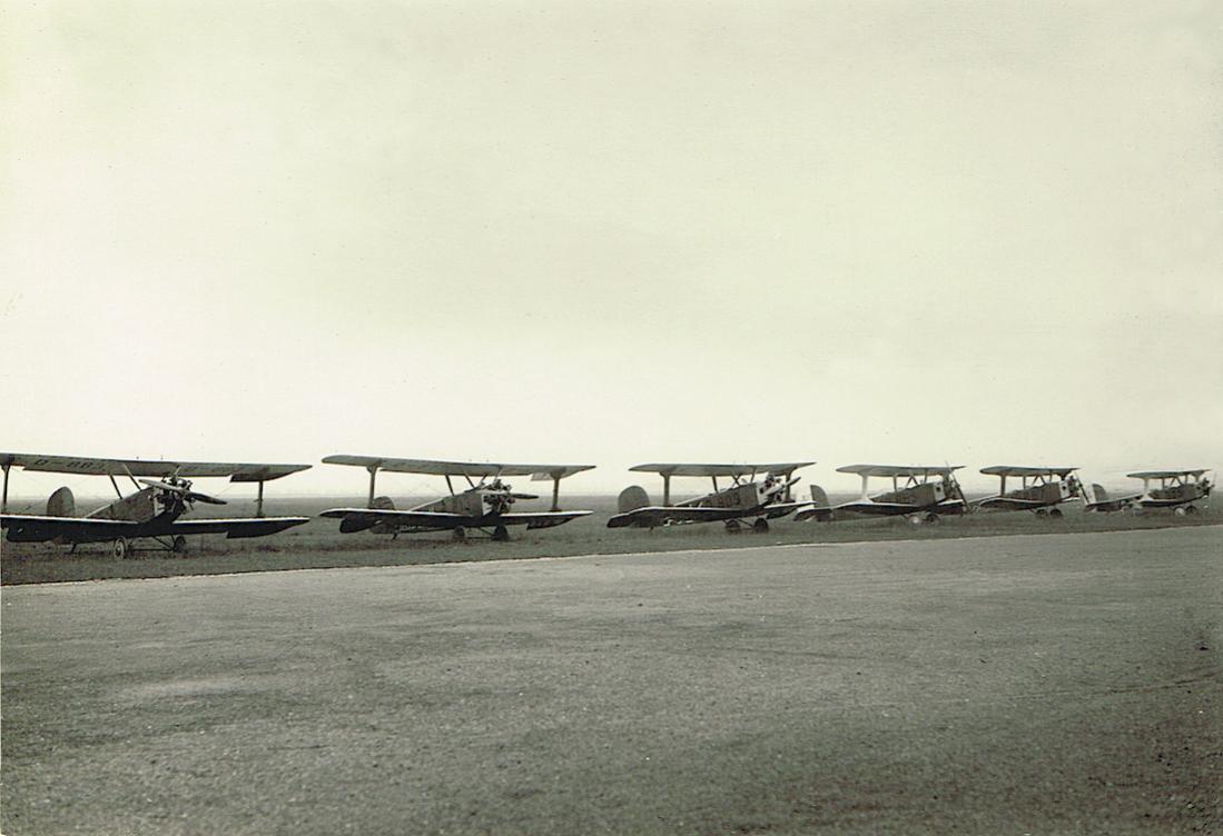 Naam: Foto 404. Udet U-12. Rij met o.a. D-865, D-909, D-813. Foto aus dem Nachlass eines Werksmeisters.jpg
Bekeken: 800
Grootte: 77,9 KB